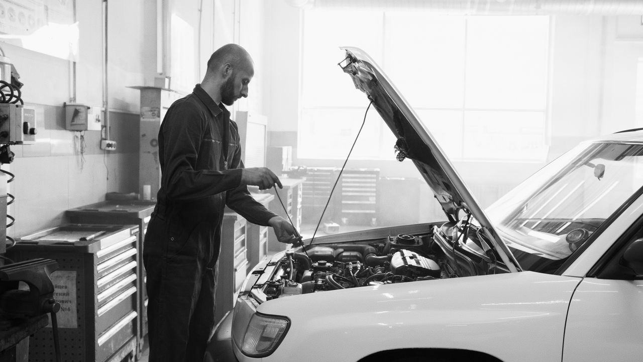 Workshop diagnosis of an engine with the bonnet open